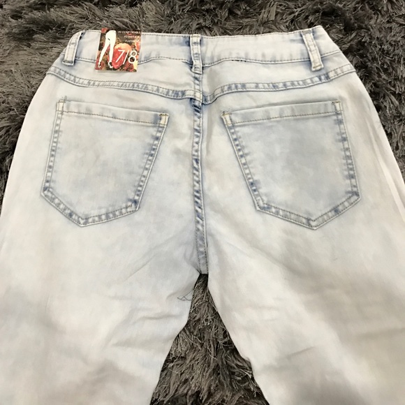 🔥New🔥 Women's Light Distressed Jeans - Picture 5 of 6