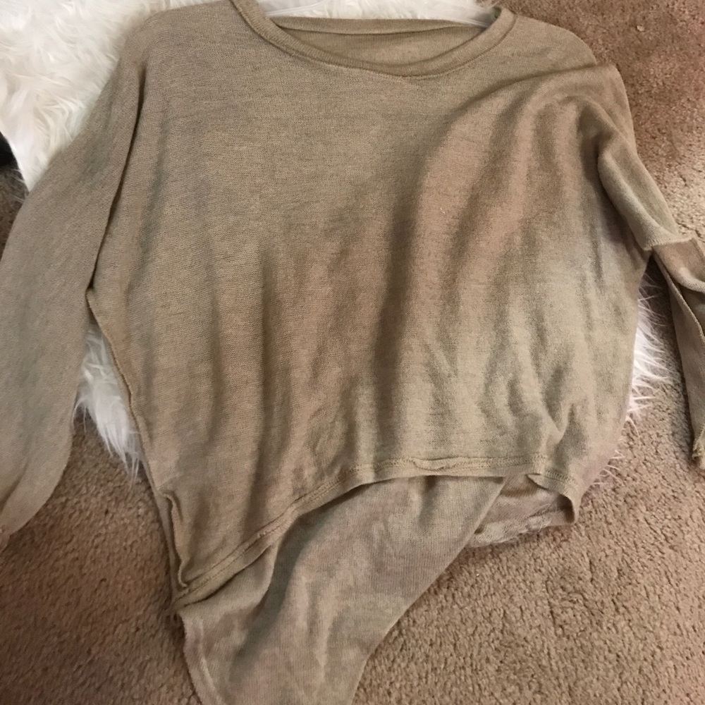Light 3/4 length sleeve top