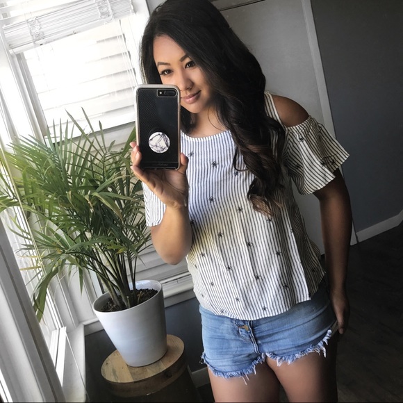 >>LAST<< Tender Moment Off-the-Shoulder Top - Picture 2 of 6