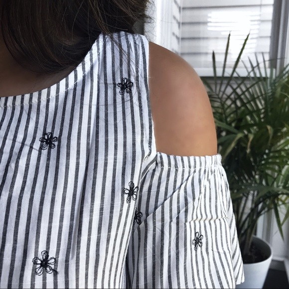 >>LAST<< Tender Moment Off-the-Shoulder Top - Picture 3 of 6