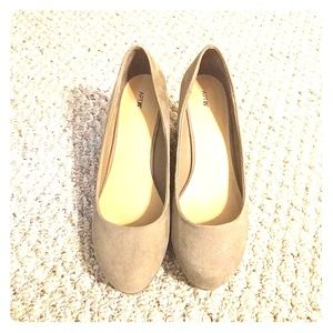 Apt 9 size 8.5 medium suede wedge shoes in beige
