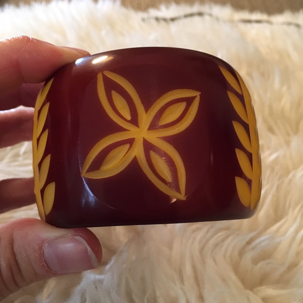 Dark red plant motif plastic bangle bracelet