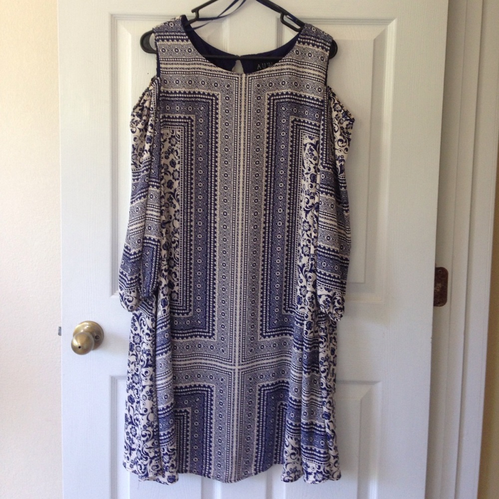 Beautiful cut-out shoulder dress...never worn 😢
