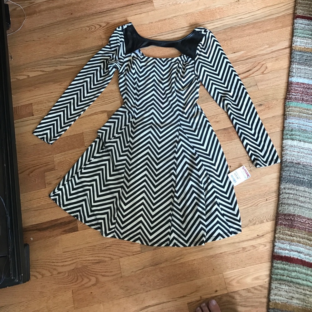 Black and White Zig-Zag Long Sleeve Dress