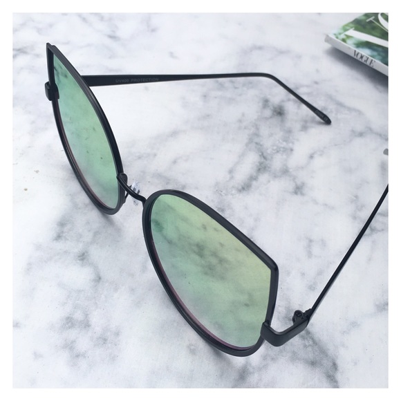 ✨HOST PICK✨ ROSE Gold On Black Cat Eye Sunglasses - Picture 3 of 5