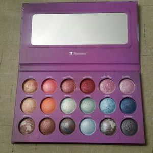18 color Galaxy Chic Palette