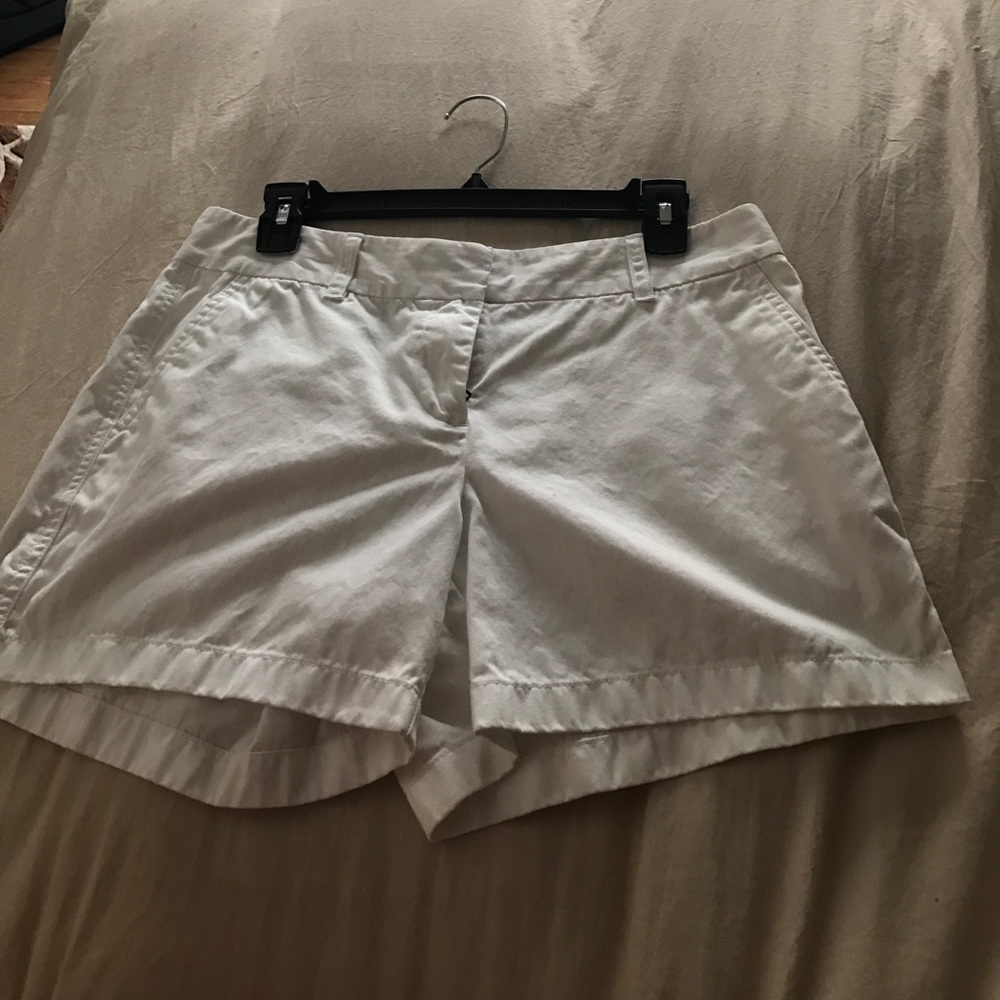 Vineyard vine white shorts