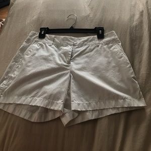 Vineyard vine white shorts