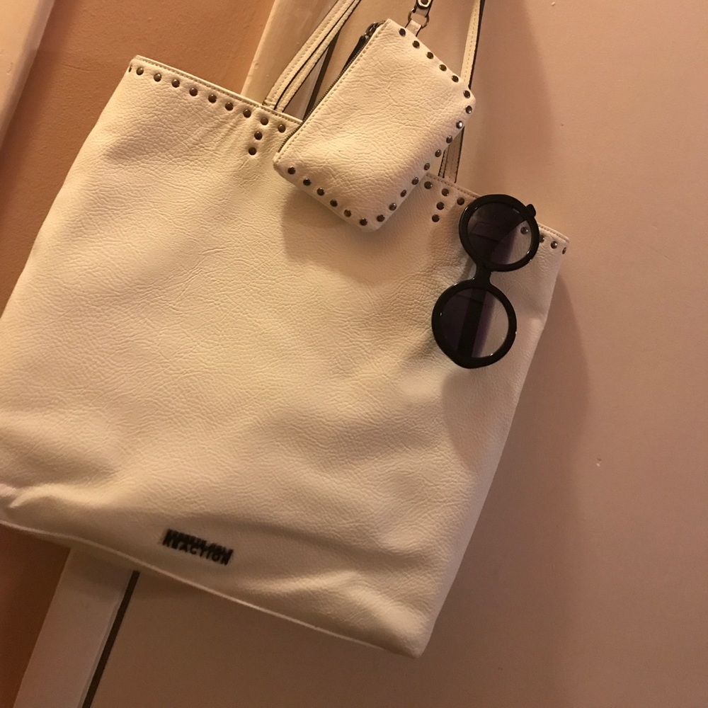 ⚫️⚪️ ON TREND...free gift 😍 Kenneth Cole Handbag!