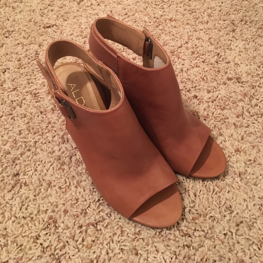 Tan peep toes
