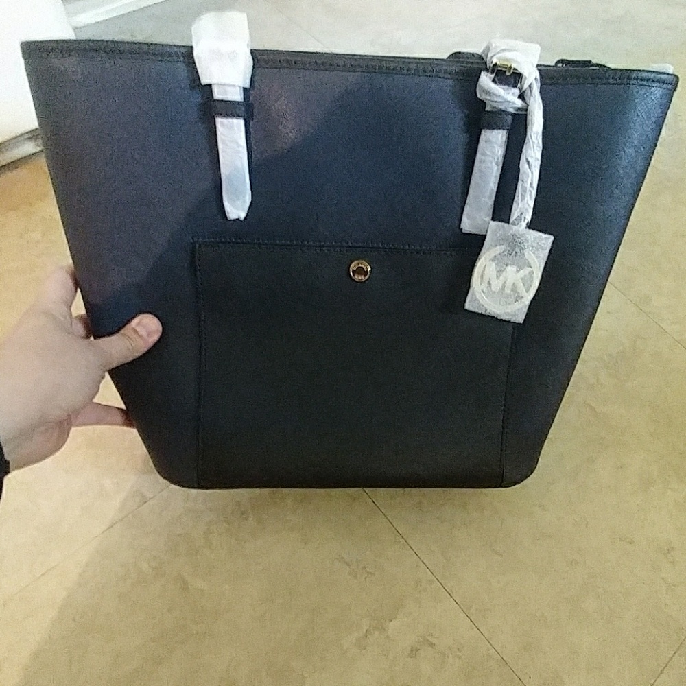 Michael kors. Snap pocket tote.