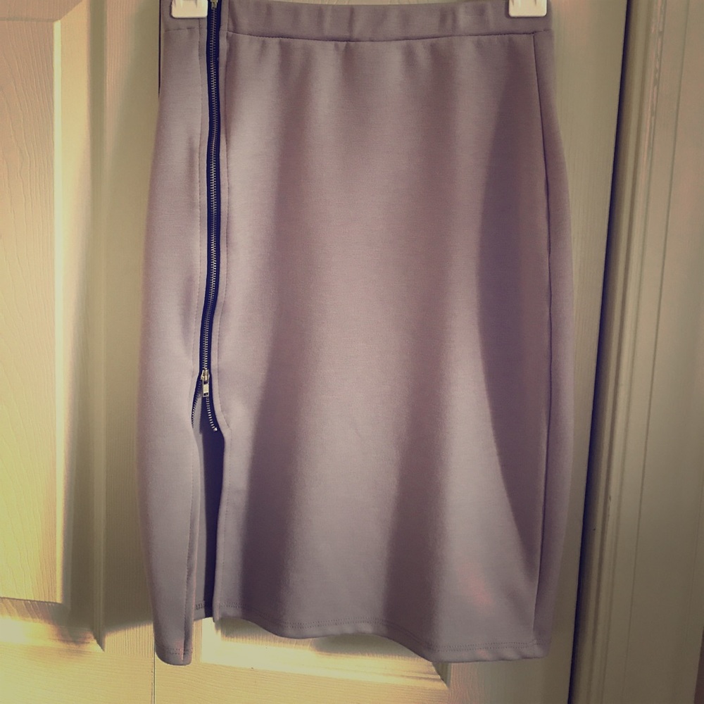 Midi skirt with slit and zipper detail
