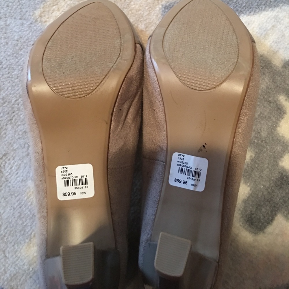 Nude heels. Size 10..NEVER WORN - Picture 4 of 4