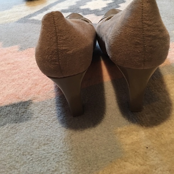 Nude heels. Size 10..NEVER WORN - Picture 3 of 4