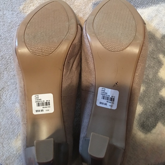 Nude heels. Size 10..NEVER WORN - Picture 4 of 4