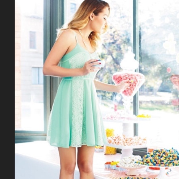 LC Lauren Conrad Dresses & Skirts - Lauren Conrad dress 👗 light green with lace