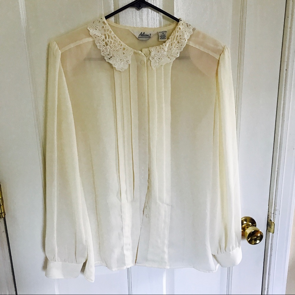 🌺🌺cream colored sheer blouse🌺🌺