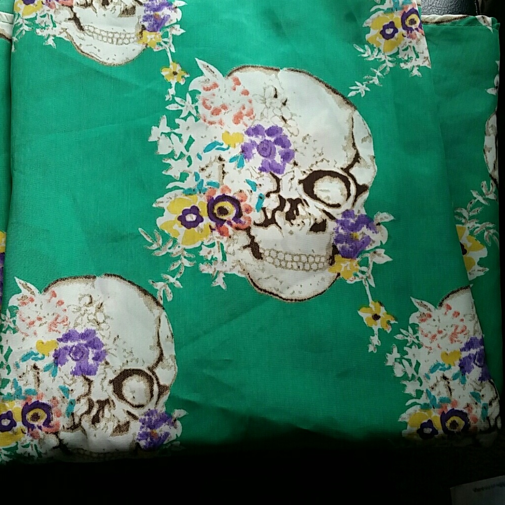 Cute green tank with floral skulls