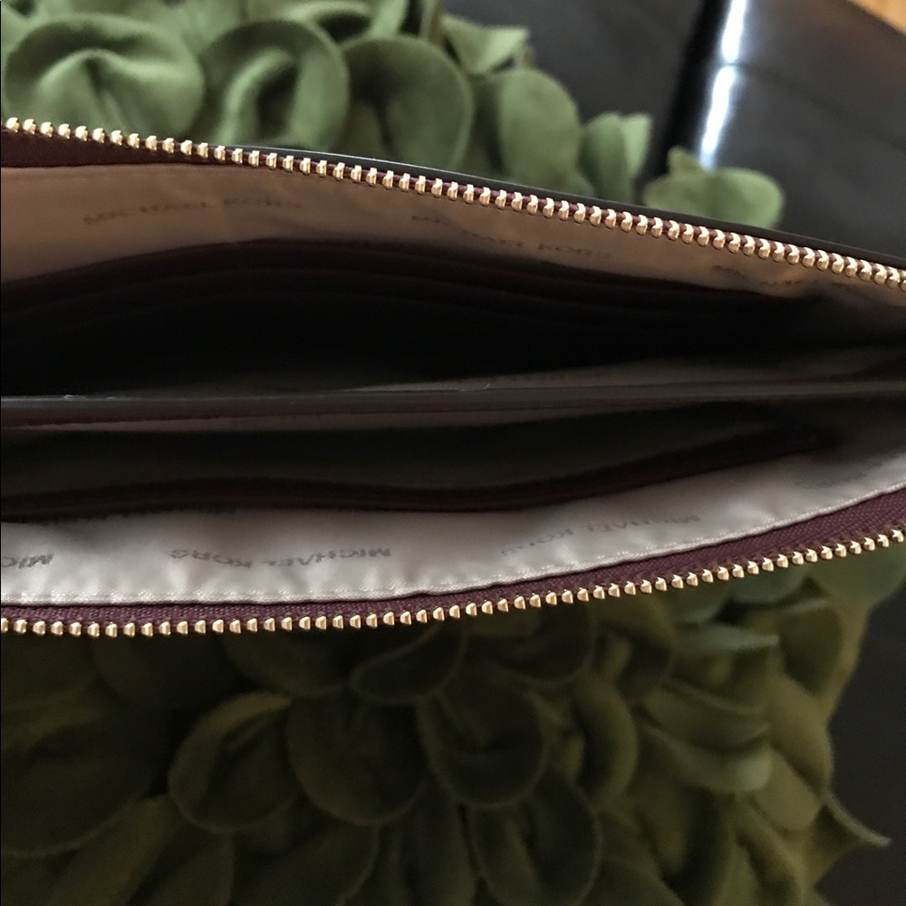 MICHAEL KORS Large Leather Wristlet, LIKE NEW! - Picture 5 of 7