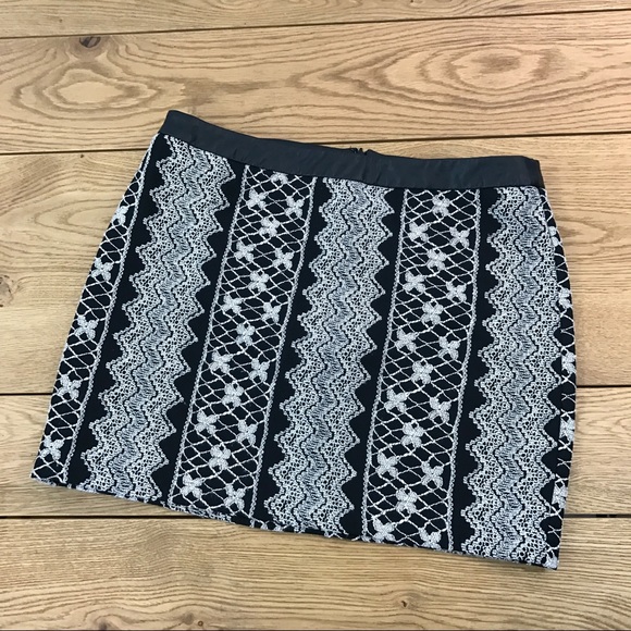 Textured Mini Skirt - Picture 2 of 4