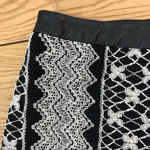 Textured Mini Skirt - Picture 4 of 4