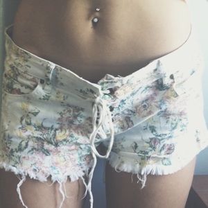 ✲ﾟ*｡✧*｡✧beachy floral vintage denim shorts*✲ﾟ*｡✧✲ﾟ