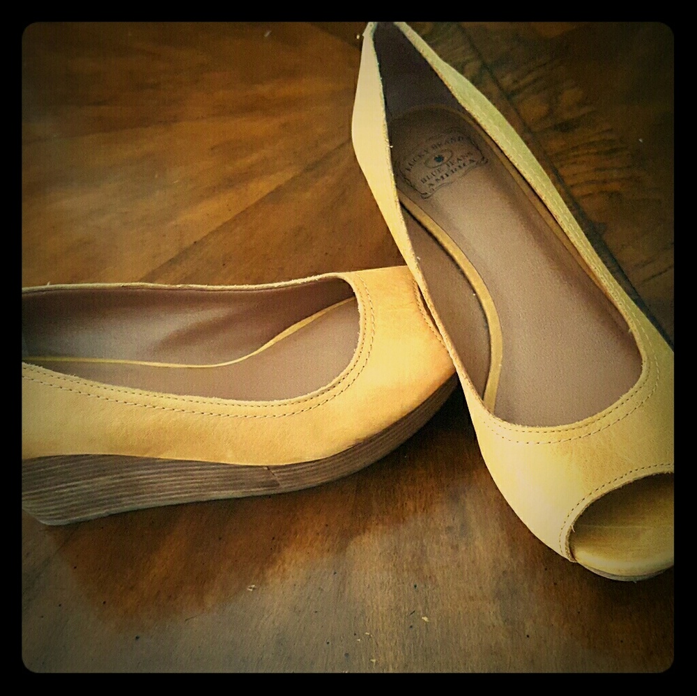 Lucky brand wedges tan color