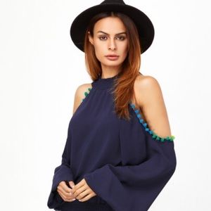 Cold shoulder top⬆️