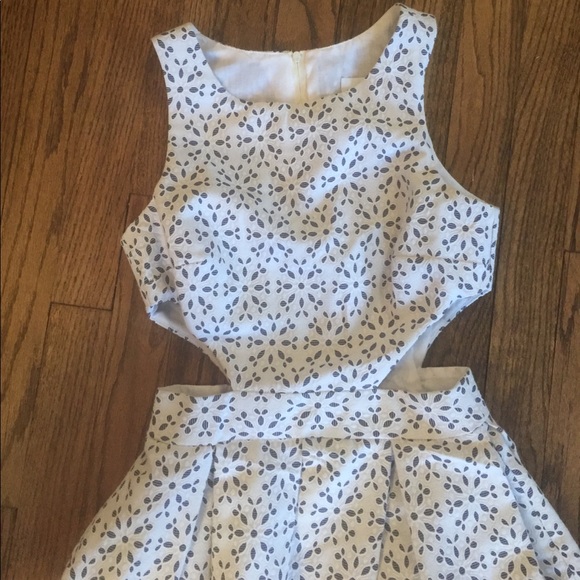 😍 Adorable!!! ASOS Petite eyelet dress w/ cutouts - Picture 3 of 7