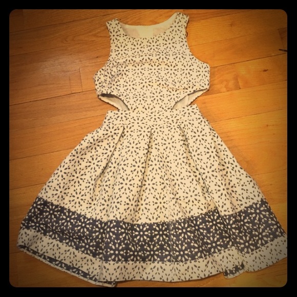 😍 Adorable!!! ASOS Petite eyelet dress w/ cutouts - Picture 2 of 7