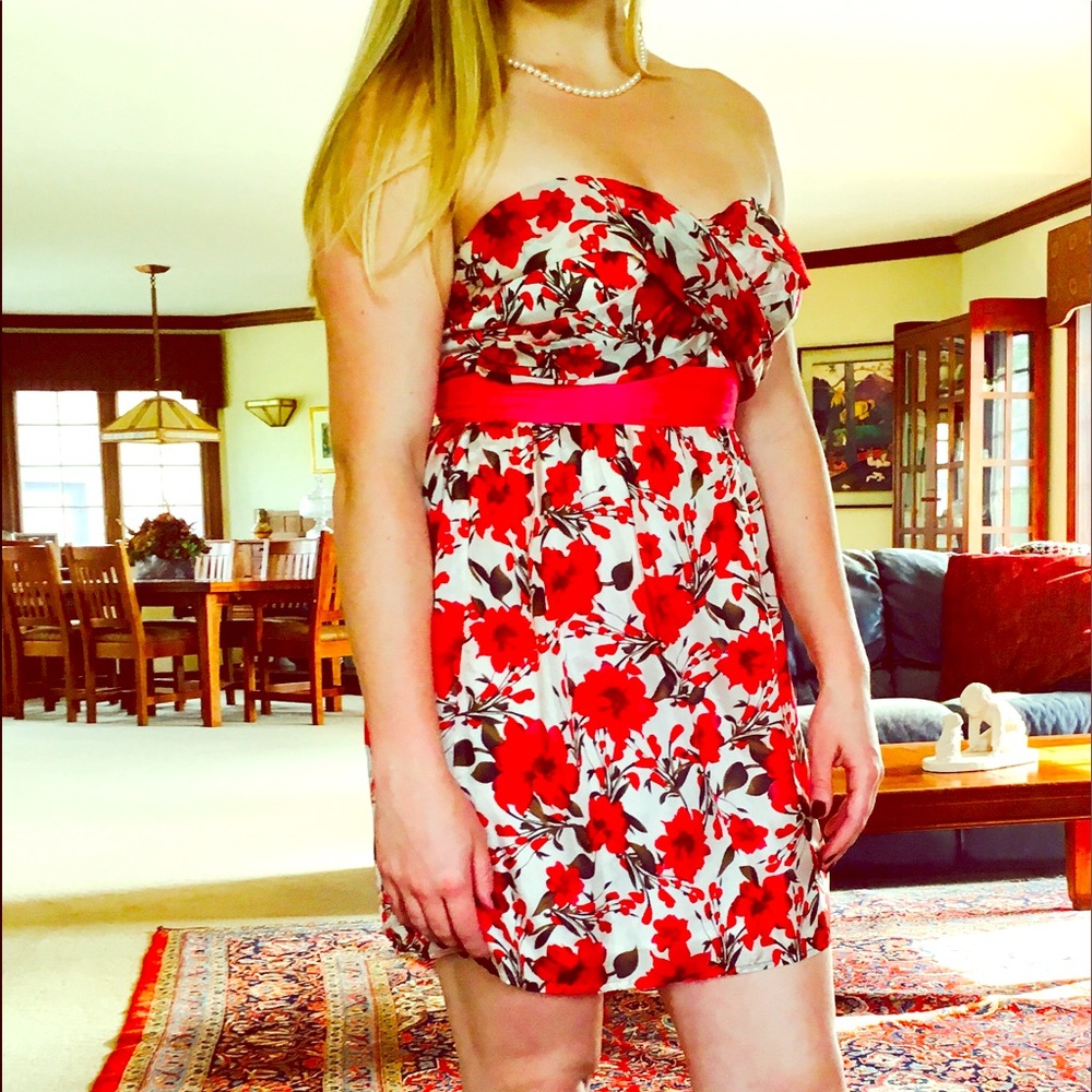 Absolutely gorgeous retro floral strapless dress