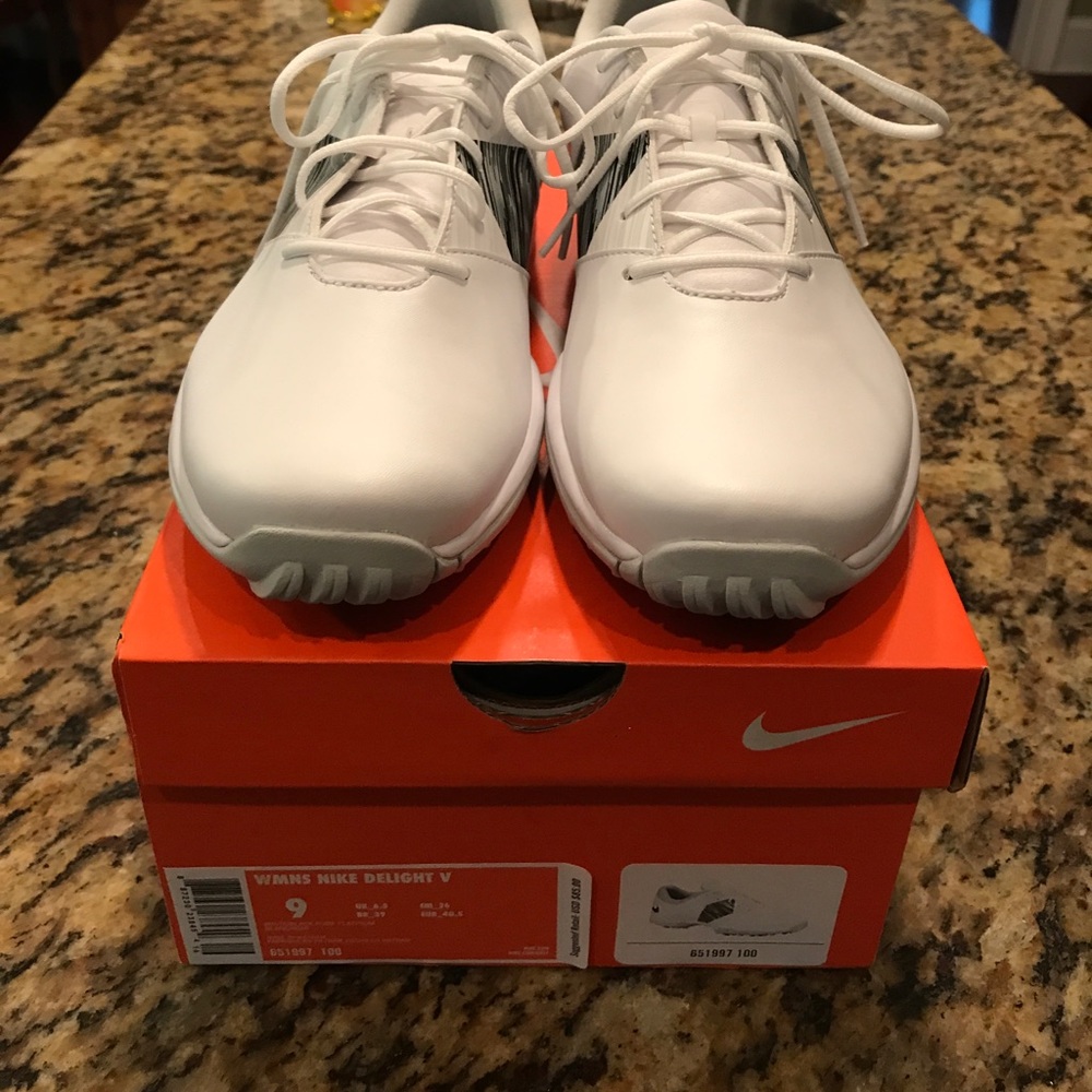 Womens Nike Delight V golf shoes