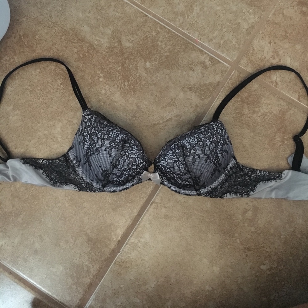 Victoria's Secret lace bra LIKE NEW