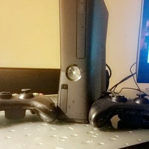 Xbox 360, 2 controllers, and 2 games