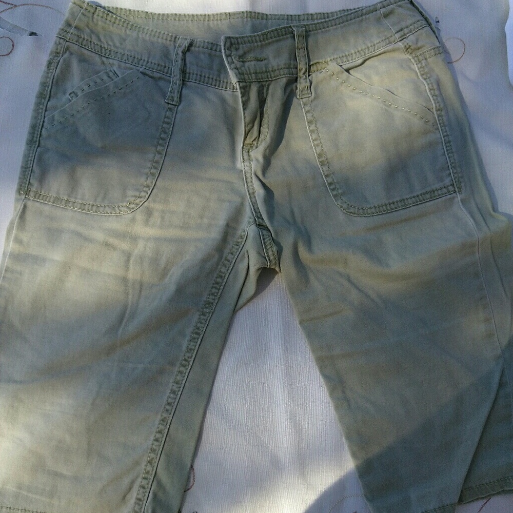 Khaki cropped pants
