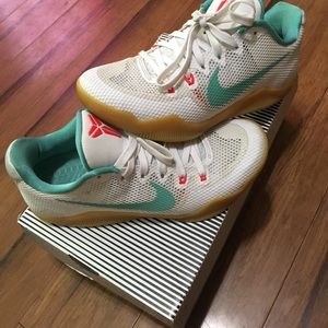 Size 7 White Kobe Bryant shoes