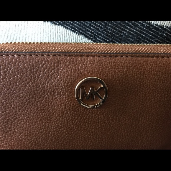 Michael Kors - Pebble Brown Wristlet/Wallet! - Picture 3 of 7