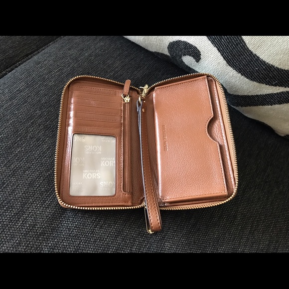 Michael Kors - Pebble Brown Wristlet/Wallet! - Picture 4 of 7