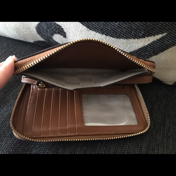 Michael Kors - Pebble Brown Wristlet/Wallet! - Picture 5 of 7