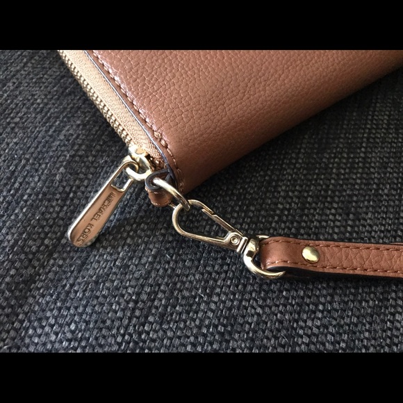 Michael Kors - Pebble Brown Wristlet/Wallet! - Picture 7 of 7
