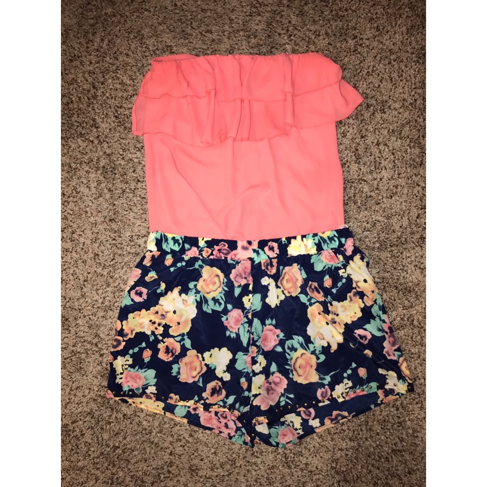 Super cute, floral chiffon shorts
