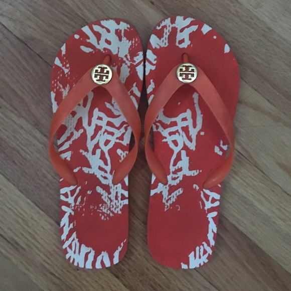 Women Shoes Flipkart #BuyShoesOnlineLowPrices | Wedge sandals outfit, Sandals heels, Low wedge 