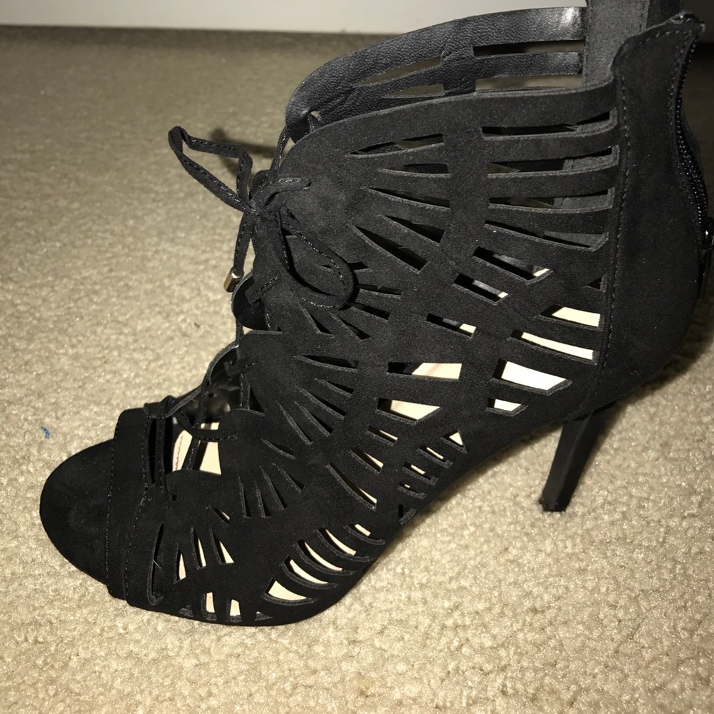 BLACK HEELS