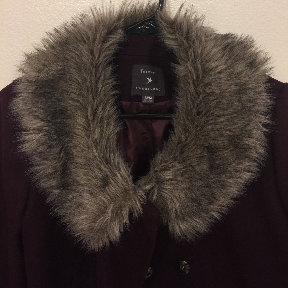 Dark maroon short coat with faux fur - Picture 2 of 5