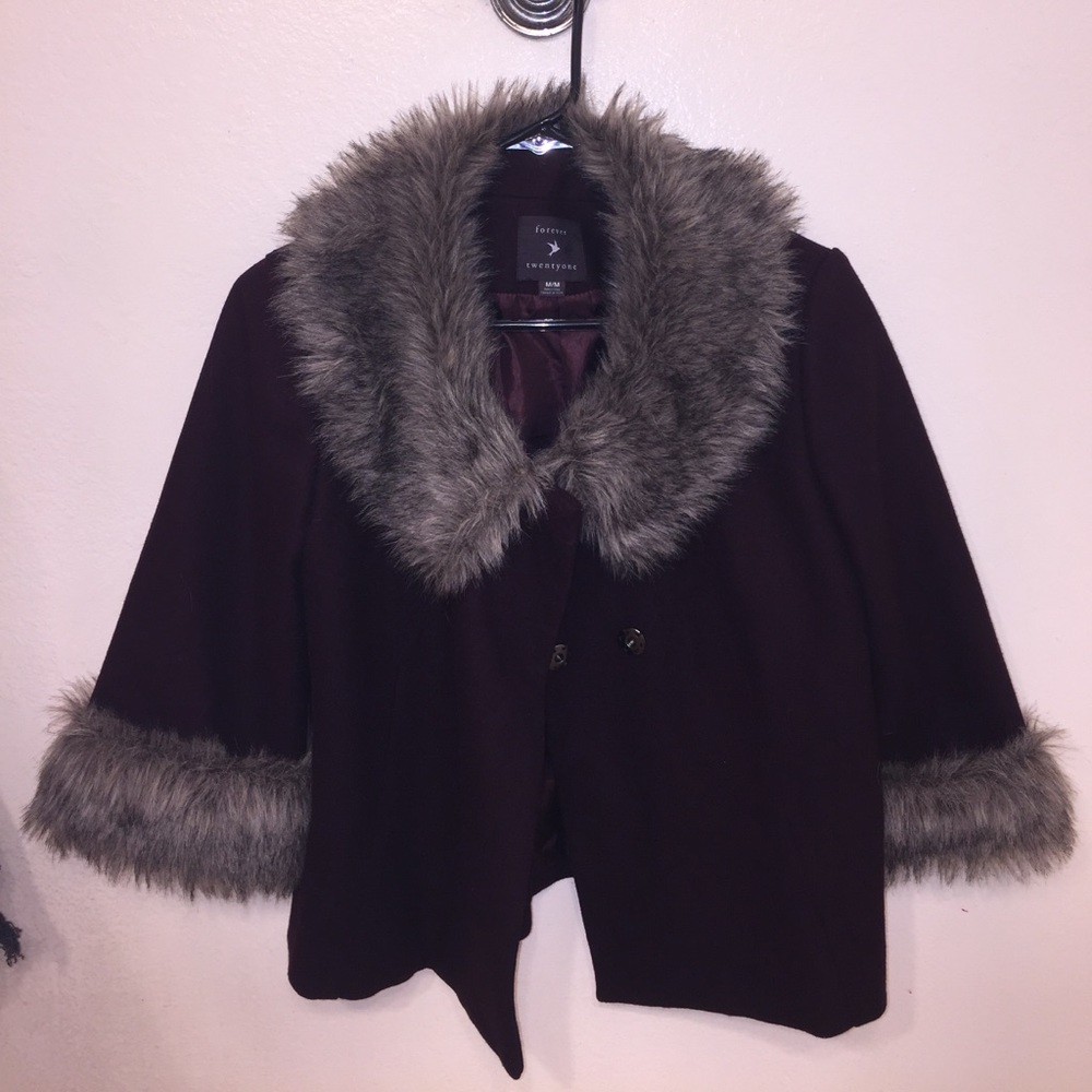 Dark maroon short coat with faux fur - Picture 3 of 5