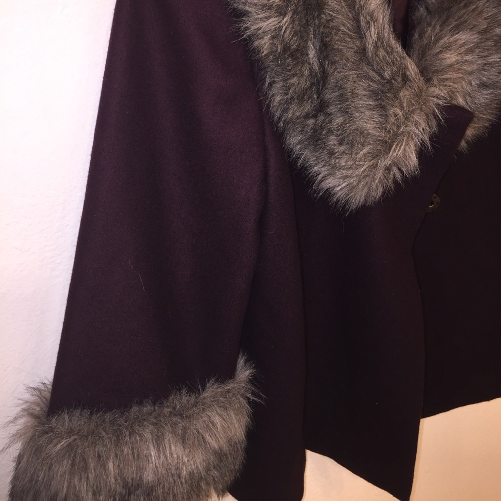 Dark maroon short coat with faux fur - Picture 4 of 5
