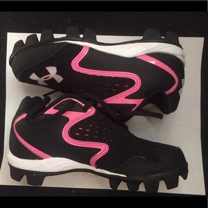 Girls Under Armor cleats NWOT