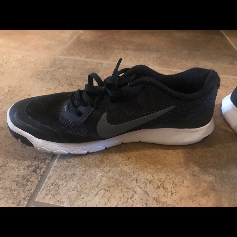 Black Nikes 7.5