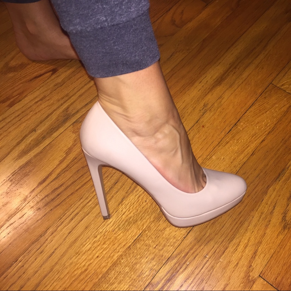 BRAND NEW! Never worn NUDE PUMPS!
