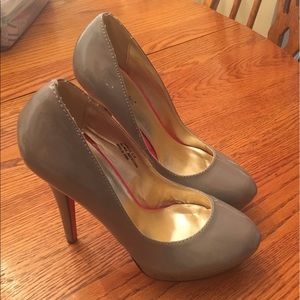 Shoedazzle grey heels.
